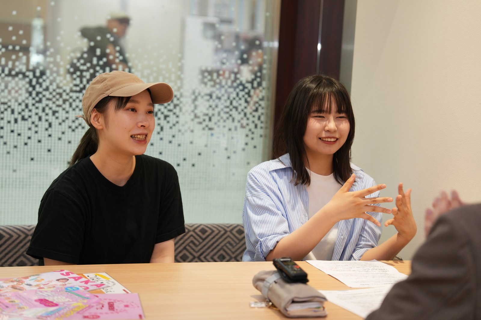 インタビューに答える栗原さんと大島さん